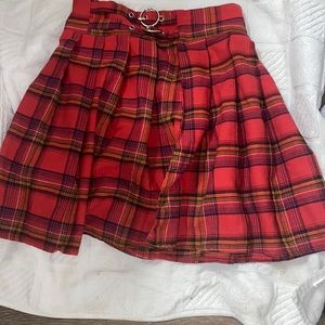 Plaid red skirt wit a lil belt I think